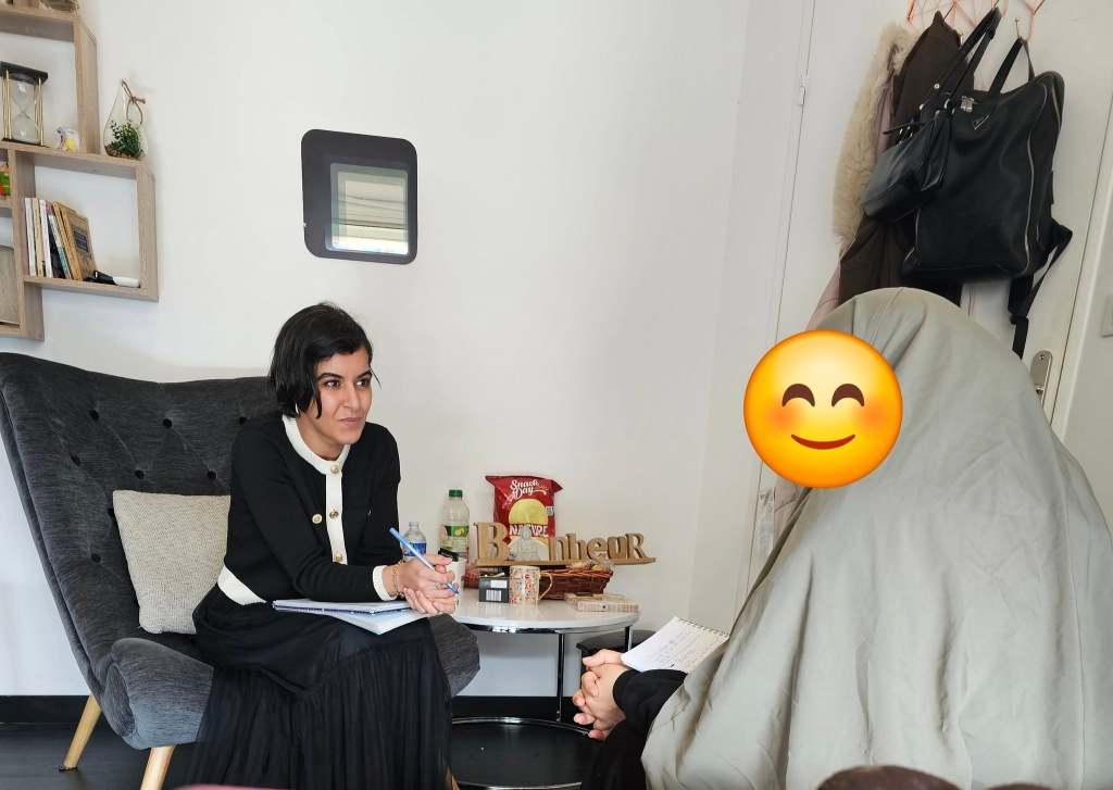 Le point fort de notre formation réside dans l’utilisation de cas cliniques concrets, offrant aux étudiantes une première immersion dans le monde des consultations. Cela leur permet de développer leur raisonnement clinique et de se familiariser avec les situations réelles qu’elles rencontreront dans leur pratique professionnelle.